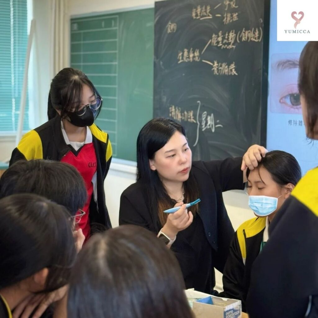 Yumicca 專業化妝課程,初級中級高級化妝師課程,婚禮化妝師及髮型課程,特技化妝課程,一對一專業化妝師培訓課程,個人化妝班,新娘化妝及髮型服務,婚宴姊妹化妝及髮型服務,旗袍化妝,彩繪班,彩繪服務,親子彩繪班,化妝outjob,hkmakeupartist, makeupclass,hkmakeupschool, hkmakeupacademy, hkmakeupclass,學化妝,新娘髮型班,新娘化妝班,香港新娘化妝師,新娘化妝師,新娘妝容,婚禮化妝,婚禮造型設計,專業化妝髮型師,試妝,一對一化妝教學,香港 一對一化妝班,新手化妝班,一對一化妝班價錢,一對一化妝課程,personal makeup Courses,專屬個人護膚化妝課程,到校服務,上門教學,到校服務 興趣班,團體包班,一站式包辦全校活動‎,小學課程系列,幼兒課程系列,中學課程系列,幼稚園到校興趣班,小學到校興趣班,中學到校興趣班,到校興趣班導師,到校課程報價,一站式到校課程及興趣班,到校課程機構,學校/機構/中心課程報價查詢,到校課程,生涯規劃職業探索,生涯規劃工作坊,生涯規劃與職業發展,到校服務化妝,個人形象課程,企業形象課程,導師培訓課程,化妝學校,企業形象化妝導師Ice Yee,新娘化妝師 Ice Yee,Yumicca創辦人 Ice Yee