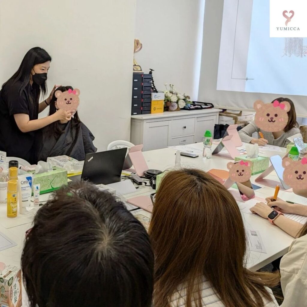 新娘化妝髮型課程,新手化妝,Yumicca 專業化妝課程,初級中級高級化妝師課程,婚禮化妝師及髮型課程,特技化妝課程,一對一專業化妝師培訓課程,一對一個人化妝班,個人化妝班,新娘化妝及髮型服務,婚宴姊妹化妝及髮型服務,旗袍化妝,彩繪班,彩繪服務,親子彩繪班,化妝outjob,hkmakeupartist, makeupclass,hkmakeupschool, hkmakeupacademy, hkmakeupclass,學化妝,新娘髮型班,新娘化妝班,香港新娘化妝師,新娘化妝師,新娘妝容,婚禮化妝,婚禮造型設計,專業化妝髮型師,試妝,一對一化妝教學,香港 一對一化妝班,新手化妝班,一對一化妝班價錢,一對一化妝課程,personal makeup Courses,專屬個人護膚化妝課程,到校服務,上門教學,到校服務 興趣班,團體包班,一站式包辦全校活動‎,小學課程系列,幼兒課程系列,中學課程系列,幼稚園到校興趣班,小學到校興趣班,中學到校興趣班,到校興趣班導師,到校課程報價,一站式到校課程及興趣班,到校課程機構,學校/機構/中心課程報價查詢,到校課程,生涯規劃職業探索,生涯規劃工作坊,生涯規劃與職業發展,到校服務化妝,個人形象課程,企業形象課程,導師培訓課程,化妝學校,企業形象化妝導師Ice Yee,新娘化妝師 Ice Yee,Yumicca創辦人 Ice Yee,療癒化妝,身心靈化妝興趣班,化妝學校推薦,新娘化妝課程,新娘化妝班,專業彩繪課程,長者化妝班,男生形象提升工作坊,青少年提升工作坊,團體包班,專業化妝髮型服務,化妝師行業講座,校園工作坊,中學生形象教育