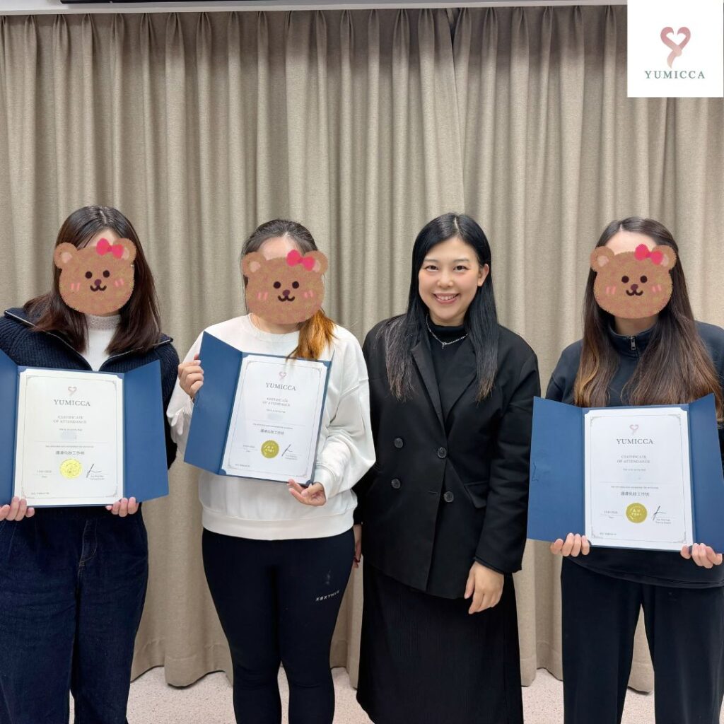 導師示範青少年護膚與日常化妝技巧，協助學員建立自然、自信、得體的日常形象。