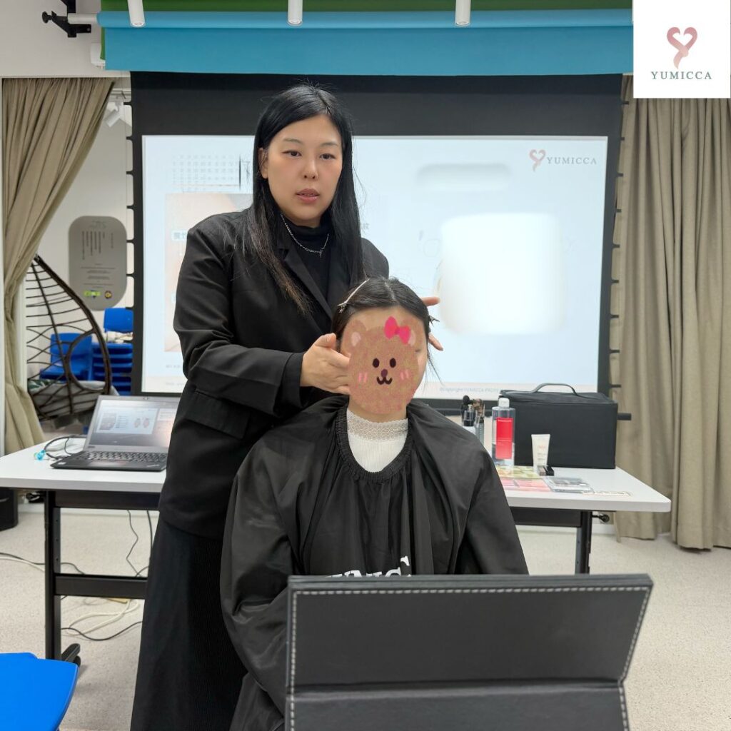 導師示範青少年護膚與日常化妝技巧，協助學員建立自然、自信、得體的日常形象。