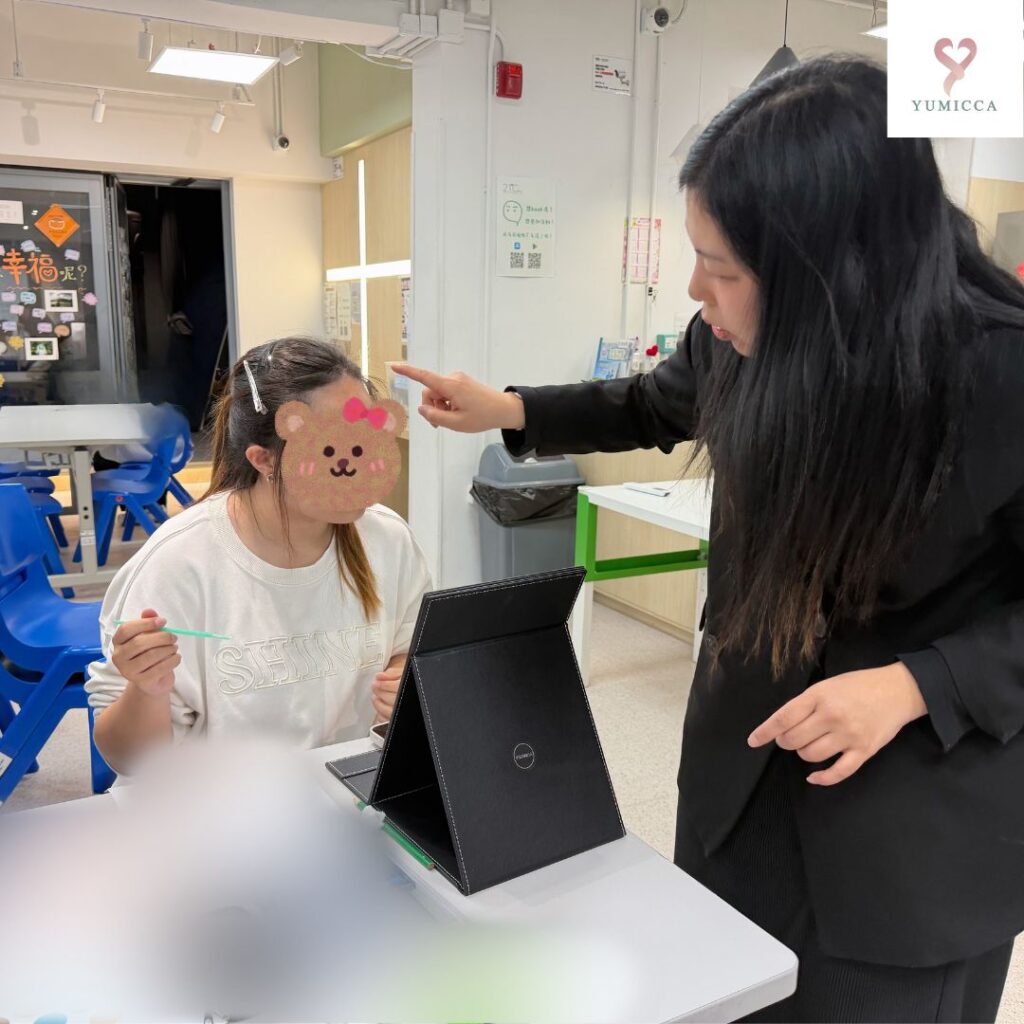 導師示範青少年護膚與日常化妝技巧，協助學員建立自然、自信、得體的日常形象。