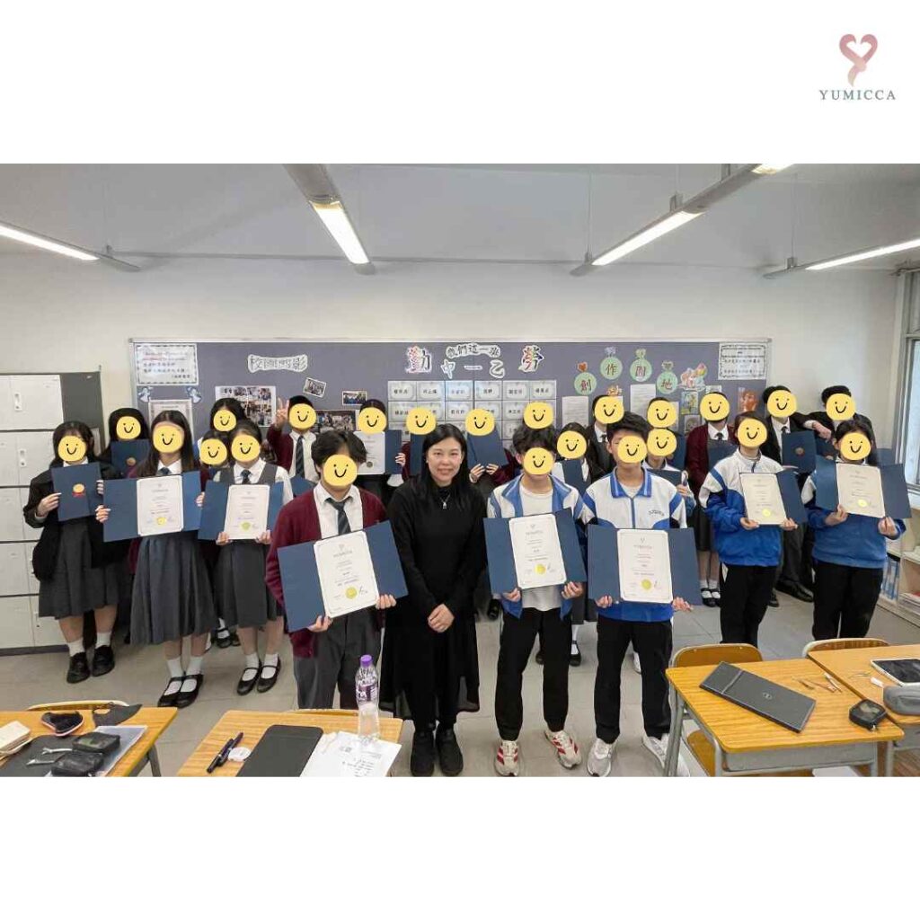 導師在中學生個人形象工作坊中示範護膚、自然妝與日常髮型技巧，學生積極參與實習。