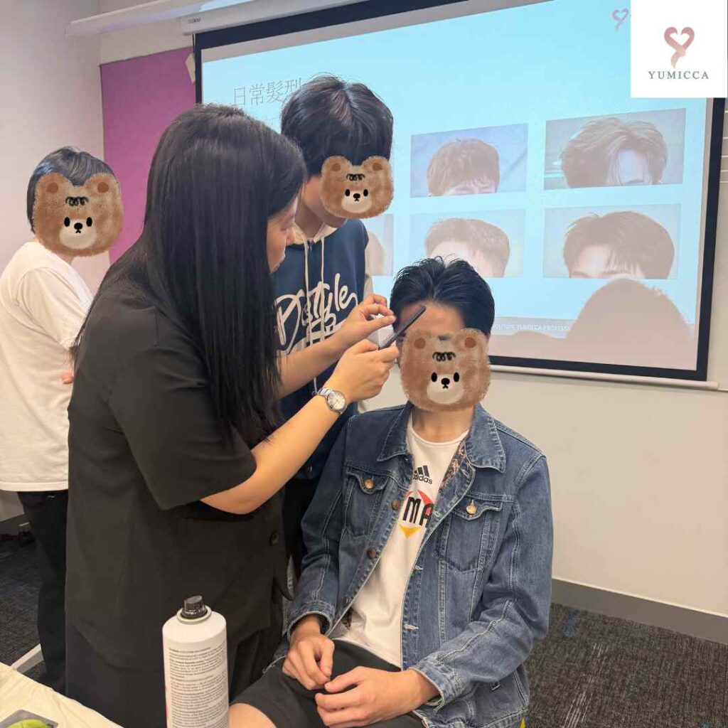 YUMICCA 導師向男中學生示範日常髮型打理技巧，包括蓬鬆度控制與整潔儀容管理。