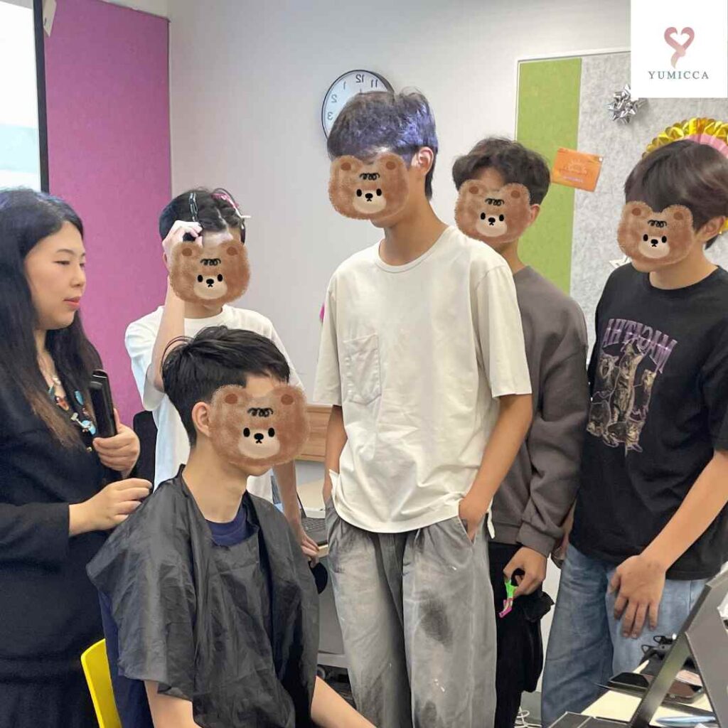 YUMICCA 導師向男中學生示範日常髮型打理技巧，包括蓬鬆度控制與整潔儀容管理。